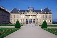 Lui non plus n'a pas été épargné par les flammes. Il s'agit du château :