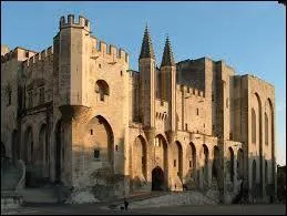 Dans quelle ville pouvez-vous déambuler dans le palais des papes ?