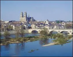 Nous partons à la découverte de la ville de Tours. Pour cela, nous devons nous rendre en région ...