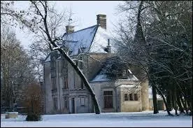 Voici le château de la Voûte, à Prahecq. Pour voir ce château, nous nous rendons en Poitou-Charentes dans le département n° ...