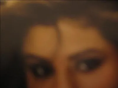 A qui sont ces yeux ?