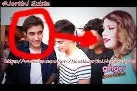 Sur cette photo, Jorge regarde ...