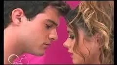 Avec qui Violetta sort-elle vers le milieu de la saison 2 ?