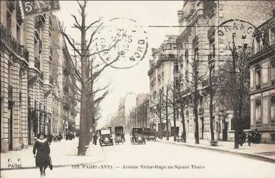 A Paris, il n'y a eu qu'une seule voie qui a reçu son nom du vivant de la personne honorée. Qui est ce célèbre personnage, donc de cette voie ?