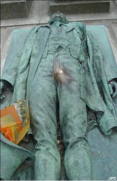 Victor Noir était un journaliste, mort au cours d'un duel. Par pudeur, on n'évoquera pas (tout de suite) une des deux caractéristiques de cette sépulture. A vous de trouver l'autre caractéristique !