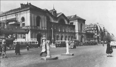 Cette rue a été créée par les travaux d'Hausmann. Connaissez-vous la caractéristique de la rue de Rennes ?
