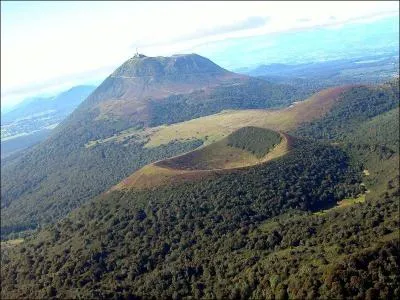 A combien de régions touche le département du Puy-de-Dôme ?