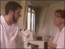 Dans ''La mouche qui pète'' , Alain Chabat tient le rôle d'un scientifique. Que souhaitait-il qu'on lui envoie ?