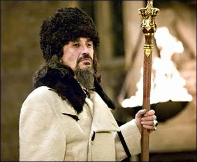 Plus tôt dans l'année, il déboule dans la Grande Salle avec le sceptre d'Ottokar, jetant l'ancre de son bateau sous-marin...