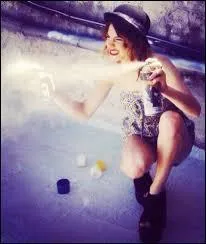 Qui chante dans toutes les chansons (mises à part "Entre Dos Mundos" et "Luz, Camara y Accion") ?