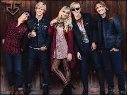 Quel est le nom de leur premi&egrave;re tourn&eacute;e en 2012 ?