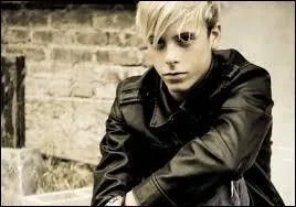 Il a 22ans, il est bassiste et chanteur. Qui est-il ?