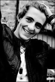 Il a 19 ans, il est guitariste et chanteur. Qui est-il ?