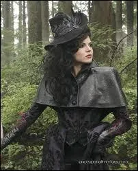 À la fin de la saison 1, Regina veut tuer Emma. Comment voulait-elle s'y prendre ?