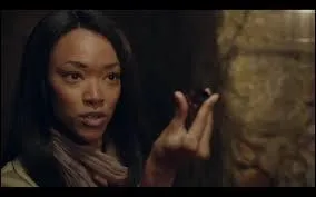 À la fin de la saison 2, cette femme l'active. Comment s'appelle-t-elle ?