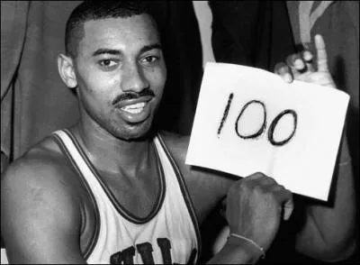 Quel joueur détient le record du nombre de points en un seul match, qui est de 100 points ?