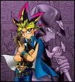 Quel est le nom de l'objet du melenimun tenu par le personnage derrire yugi ?