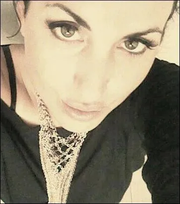 A quelle place du classement « single en téléchargement » du Syndicat national de l'édition phonographique dès sa première semaine (celle du 15 avril 2013) a été le single "Love Is What You Make Of It" ?