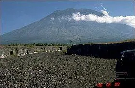 Sommet le haut du Bali, il y a 1000 ans, on érigea sur son flanc Sud-Ouest le temple Pura Besakih, qui représente de nos jours le plus important sanctuaire hindou d'Indonésie. (3 142 m )