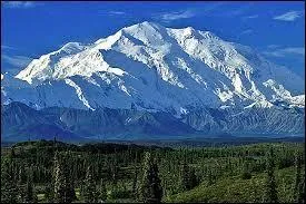 C'est le plus haut sommet de la chaine d'Alaska (6 194 m)