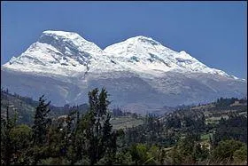 Le point culminant du Pérou est le roi de la cordillère blanche (6 768 m).