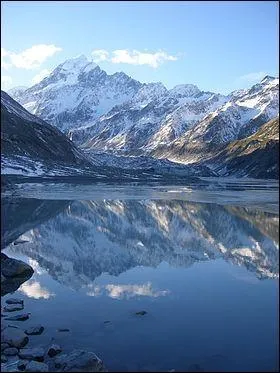 De massives montagnes, de gigantesques glaciers et des chams de neige constituent le caractère alpin du parc national de cette montagne.