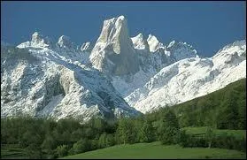 Cette montagne de la Péninsule Ibérique rayonne d'une beauté seraine particulière. Elle situe dans le nord de l'Espagne