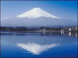 On a affaire ici à la plus haute et à la plus fameuse montagne du Japan (3 776 m)