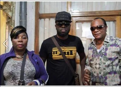 De quel groupe son père était-il le chanteur ?