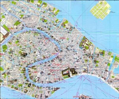 Après ces adieux émouvants, arrivés en gare de Venise. première chose à (ne pas) faire : se précipiter pour acheter un plan de la ville. Pourquoi ?