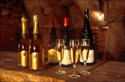 Quelle ville est célèbre pour son vin blanc et son cadre noir ?