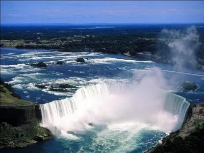 Qui a le premier traversé les chutes du Niagara sur une corde ?