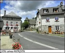 Nous traversons la commune auvergnate de Jou-sous-Monjou. Nous sommes dans le département ...