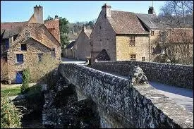 Nous partons à la découverte de la commune Ornaise de Saint-Céneri-le-Gérei. Classée parmi les Plus Beaux Villages de France, elle se situe en région ...