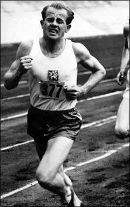 Lors de quels JO Emil Zatopek a-t-il réalisé le triplé 10 000 m, 5 000 m et marathon ?