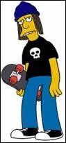 Qui est ce personnage avec un skateboard et une tête de mort sur son T-Shirt ?