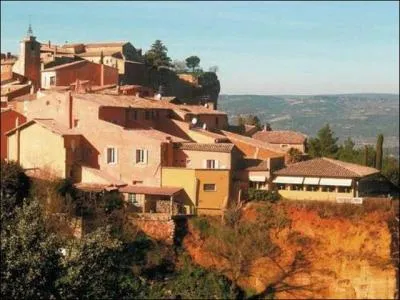Village du Vaucluse, j'offre toute la gamme des ocres dans un écrin de verdure jusque sur les façade de mes maisons, je suis :