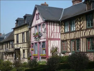 Quel est ce très pittoresque village de l'Eure typiquement normand qui tire son nom du ruisseau qui le borde et du fondateur de son abbaye ?