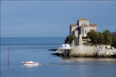 Dans quel département découvrirez-vous le magnifique village de Talmont-sur-Gironde dont la pittoresque église Sainte-Radegonde domine les flots ?