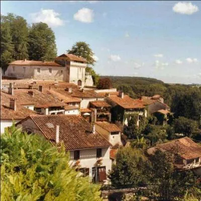Quel est ce village du département de la Charente adossé à une falaise dominant la rivière, où vous découvrirez une étrange église monolithe du douzième ?