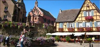 Superbe village du Haut-Rhin aux portes de Colmar, berceau du vignoble alsacien, je m'enroule en cercles concentriques autour de mon château, je suis :