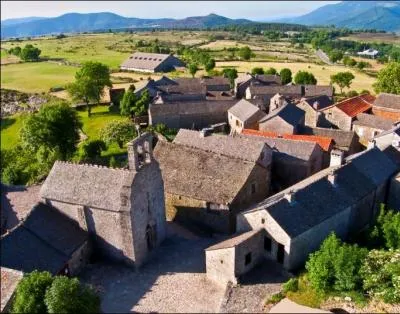 Où devrez-vous aller pour visiter le joli village de La Garde-Guérin, archétype du village fortifié ?