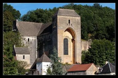 Quel est ce superbe village du Périgord noir, situé à la croisée de trois vallons boisés dont l'abbaye veille sur de bien typiques maisons ?