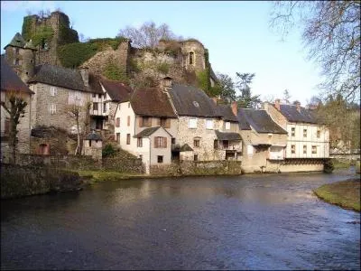 Dans quel département pourrez-vous vous promener au fil des rues de Ségur-le-Château, joli village berceau des vicomtes de Limoges dont les reflets de la forteresse danse sur le miroir de la rivière ?