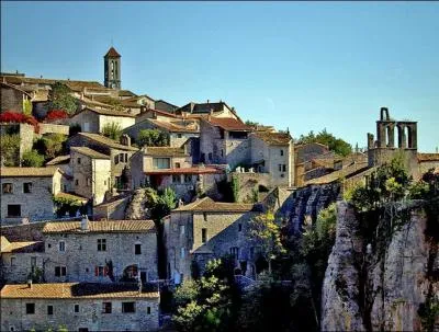 Quel est ce remarquable village de l'Ardèche, situé face au soleil couchant et qui monte à l'assaut d'une vertigineuse falaise calcaire surplombant la rivière, où vous ferez de belles promenades à travers un véritable labyrinthe de ruelles tortueuses, de passages voûtés et d'escaliers taillés dans le roc ?