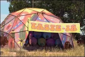 Qui travaille dans ce magasin d'essence ?