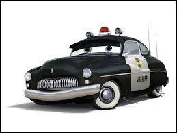 Qui est ce policier qui patrouille autour de la ville ?