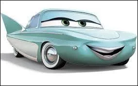 Qui est cette belle vendeuse de boissons et d'essences ?