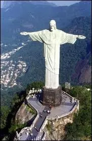 Le Christ Rédempteur domine la ville de :