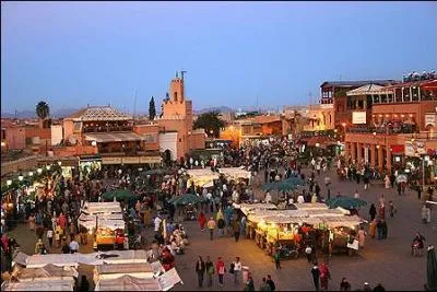 Dans quelle ville se situe la célébrissime place Jemaa-El-Fna ?